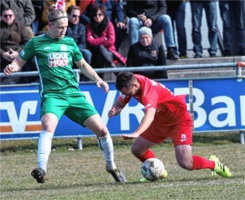 Buchbachs Neuzugang Kalle Lappe gerät im Duell mit Jakob Zitzelsberger ins Staucheln. Foto  Buchholz
