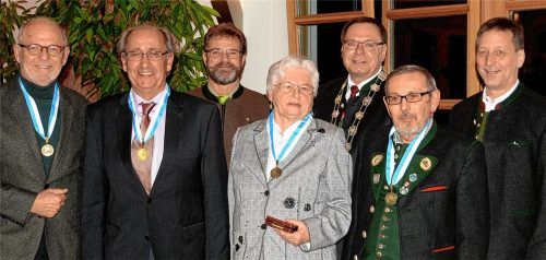 Bürgermeister August Voit (Fünfter von links) mit (von links) Rupert Rußwurm, Ernst Freiberger, Werner Fröwis, Sonja Herbst, Hans Ruhrseitz und Konrad Linner. Foto Auer