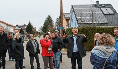 Bürgermeister Bernd Fessler (Bildmitte rechts) erläuterte den Teilnehmern des Rundgangs, welche Auswirkungen die Vorschläge in der Studie von Vieregg-Rössler für seine Gemeinde hätten. Foto Stache