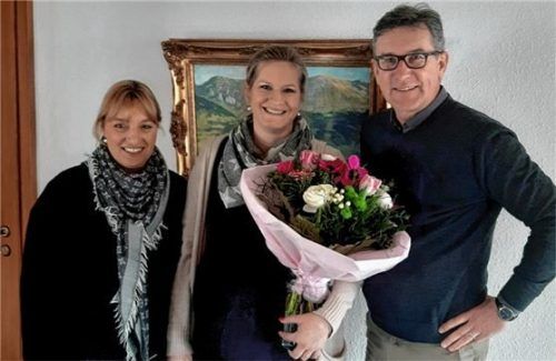 Bürgermeister Georg Huber mit Angela Paul (Mitte), die Nachwuchs erwartet, und mit Andrea Paul (links), der neuen Leiterin von Krippe und Kindergarten.Foto re