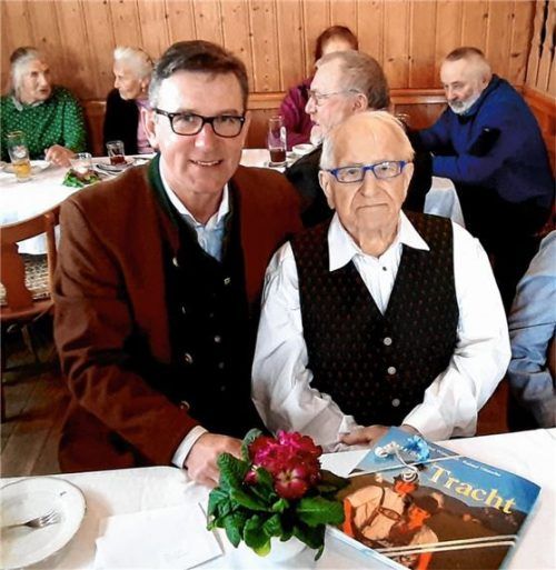 Bürgermeister Georg Huber überreichte Altbürgermeister Josef Deindl ein Geschenk und dankte ihm für sein jahrzehntelanges ehrenamtliches Engagement.Foto re