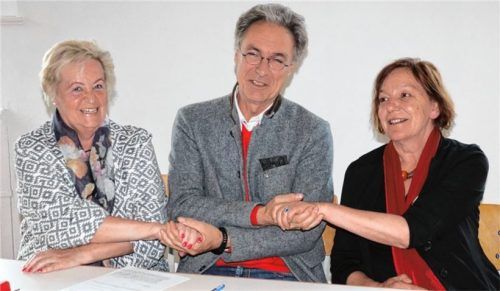 Bürgermeister Peter Solnar mit den beiden neu gewählten Vorsitzenden des „Museumsvereins Müllner Peter von Sachrang“ Cäcilie von Feilitzsch-Rauch (rechts) und Brigitte Peters (links).Foto rehberg