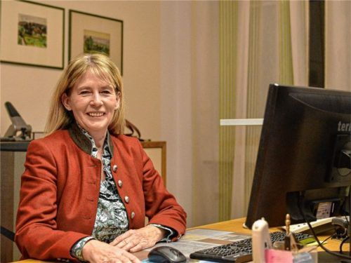 Bürgermeisterin Doris Laban (ABE) räumt am 30.April den Schreibtisch im Bad Endorfer Rathaus, sie unterlag Herausforderer Alois Loferer (CSU) in der Stichwahl deutlich. Fotos  Thomae