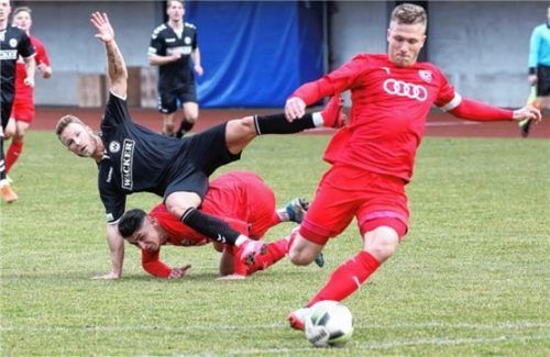 Burghausens Alexander Riemann wird in dieser Szene von Ünal Alintas auf die Hörner genommen, rechts der Ingolstädter Kapitän Joseph Königshofer.Foto Buchholz