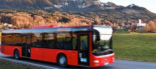 Bus zu fahren ist gut für die Umwelt und schont das Klima. Doch gerade in ländlichen Regionen ist das Angebot dürftig, wie Planet-Heimat-Redakteur Klaus Kubitza im Selbstversuch herausfand. Besonders in den Abendstunden, wie hier bei Sonnenuntergang am Ortsrand von Grainbach, konnte er sich nicht auf den Bus verlassen: ab 17 Uhr fährt einfach keiner mehr.Foto Klais Kubitza