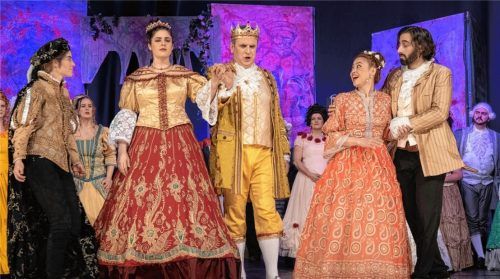 Carlo (Sieglinde Zehetbauer, links) intrigiert, um das Glück seiner Schwester Casilda (Kayo Hashimoto) und ihres geliebten Rafael (Bernhard Teufl, rechts) zu sichern. In der Mitte das königliche Paar (Clarissa Reif und Michael Doumas).Foto Nicole Richter