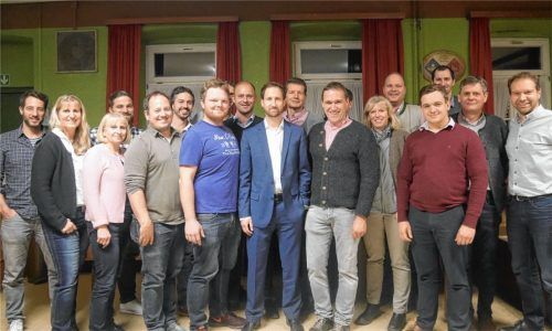 Christoph Vodermaier (Sechster von links) ist der neue Bürgermeister in Riedering. Der gute Zusammenhalt seines Teams habe ihn im Wahlkampf motiviert, sagte er gestern.Foto kIrchner