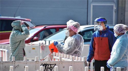 Corona-Test unter freiem Himmel: Auf der Loretowiese in Rosenheim ging gestern das Testzentrum des Ärztlichen Kreisverbands in Betrieb, Zweiter von rechts Mitinitiator Simon Weber, Allgemeinarzt mit Praxis in Pang. Foto Schlecker
