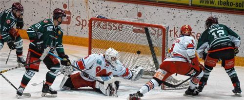 Da keimte noch einmal Hoffnung auf: Michael Fröhlich (rechts) staubt zum 4:5 ab.Foto Ruprecht
