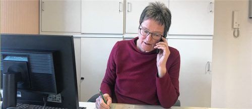 Dagmar Badura, Leiterin der Kolbermoorer Tafel, kontaktiert derzeit alle Tafelkunden telefonisch, um zu klären, ob sie die Lebensmittel geliefert bekommen möchten. Foto re