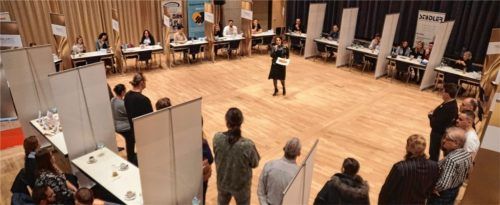 Das erste Job-Speed-Dating im Waldkraiburger Haus der Kultur nutzten 13 Arbeitgeber aus der Region. Angemeldet waren sogar 19, doch einige blieben wegen Corona der Veranstaltung fern.Fotos  Becker