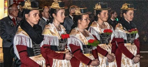 Das Gedenken an die Gründerväter des Trachtenvereins Almarausch ließen sich die Ostermünchener nicht nehmen. Sie trafen sich am Samstagabend am Kriegerdenkmal.Foto  Stache