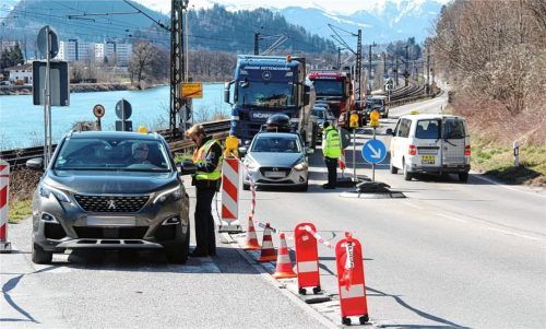 Das grenzenlose Europa, vorerst auf Eis gelegt: Bundespolizisten kontrollieren an der alten Grenzstation bei Kiefersfelden den Verkehr aus Österreich. Fotos Schmidt