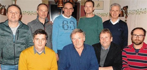 Das leicht verjüngte Führungsteam der Jagdgenossenschaft Kirchstätt. Foto: (von hinten links) Simon Barthuber, Hans Schederecker, Josef Schachner, Matthias Hilger und Bürgermeister Thomas Schmidinger, (von vorne links) Josef Götzberger, Josef Mayer, Manfred Göttsberger und Alex Göbl.Foto Unterforsthuber