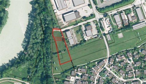 Das Luftbild zeigt die Lage des Gewerbegrundstücks (rot umrandet), das durch die siebte Änderung des Bebauungsplanes „Gewerbegebiet Kraiburg“ auf 25 bis 30 Meter an das Wohngebiet im Süden herangerückt ist. Foto  VG Kraiburg