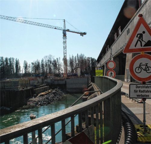 Das öffentliche Leben kommt in Zeiten der Corona-Krise immer mehr zum Erliegen. Doch die Baustelle für das neue Inn-Kraftwerk laufen weiter, denn so ohne Weiteres können die Arbeiten nicht eingestellt werden. Foto  Lohmann
