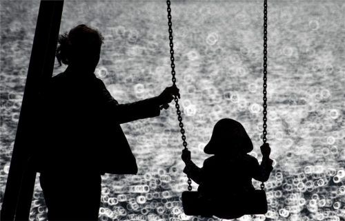 Das Schaukeln auf einem Spielplatz ist derzeit aufgrund der Ausgangsbeschränkung sowieso nicht erlaubt. Aber wie sieht es insgesamt derzeit mit dem Besuchsrecht bei getrennt lebenden Elternteilen aus? Foto dpa