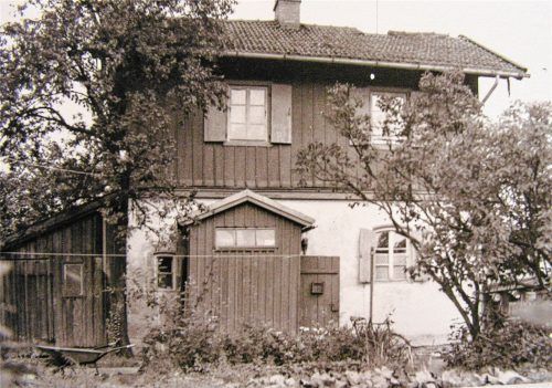 Das Schrankenwärterhäuschen war das erste Haus in der Mangfallstadt – hier wurde auch der erste Kolbermoorer geboren. Foto Archiv Stadt Kolbermoor