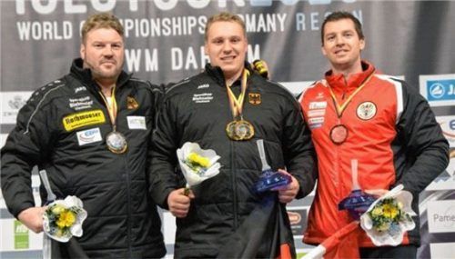 Das Stockerl im Weitenbewerb der Herren: Peter Rottmoser, Weltmeister Markus Schätzl und der Österreicher Philipp Baumgartner (von links).Foto Kamhuber