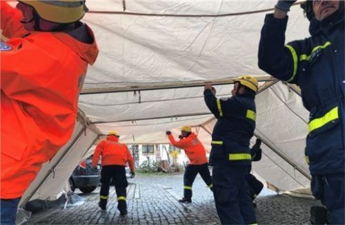 Das Technische Hilfswerk Rosenheim hat am Wochenende mit dem Aufbau von Zelten für zusätzliche Warte- und Aufnahmekapazitäten in einer Arztpraxis sowie zwei Kliniken geschaffen.Foto THW Rosenheim