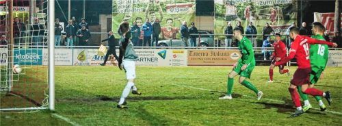 Der 1:1-Ausgleich für Wasserburg durch Michael Barthuber (im Vordergrund). Foto Cater