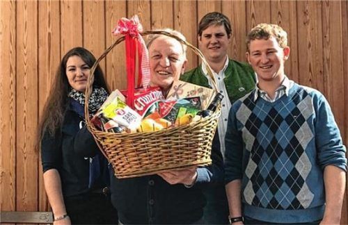 Der ausgeschiedene Barthl Pfaller (Ehrenmitglied, Zweiter von links) erhielt zum Dank einen Geschenkkorb von (von links) Veronika Polz, Christoph Huber und Vorsitzender Maximilian Forstner überreicht.Foto re