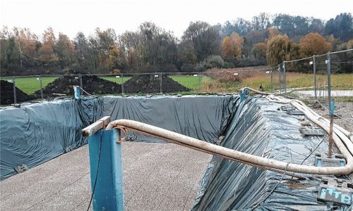 Der Aushub einer Baugrube im Baugebiet „Kumpfmühle“ in Kraiburg im Herbst vergangenen Jahres hat vorübergehend zur Absenkung des Grundwasserspiegels geführt. Anlieger, deren Häuser im Wasser stehen, sind besorgt. Sie fürchten, dass der Druckausgleich nicht mehr gegeben ist und rechnen deshalb mit Folgeschäden, etwa Setzungsrissen in ihren Kellern, die erst in einigen Jahren auftreten. Das Ingenieurbüro, das für die Erschließung des Baugebiets verantwortlich ist, hält die Befürchtungen für unbegründet.Foto  Privat