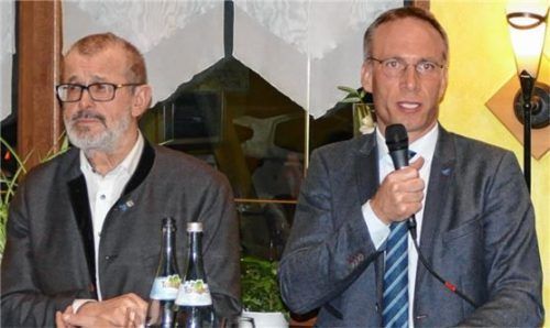 Der Bürgermeister und sein Vize sind derzeit nicht nur in Sachen Wahlwerbespot uneins: Zweiter Bürgermeister Richard Fischer (SPD/links) und Amtsinhaber Robert Pötzsch (UWG), die sich um das Bürgermeisteramt bewerben (hier bei einer Podiumsdiskussion in St. Erasmus).Foto  Bachmaier