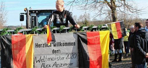 Der erfolgreiche Jungschütze Alex Anzinger holte sich im Weitschießen die Weltmeistermedaillen im Einzelschießen wie auch mit der Mannschaft, am Wochenende drehte er mit dem Bulldog eine Ehrenrunde durch das Dorf. Foto  Bachmaier