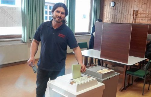 Der jüngste Bürgermeister im Altlandkreis ist Christoph Greißl, der nun in Kirchdorf die Geschicke der Gemeinde lenkt. Unser Bild zeigt ihn am Wahlsonntag bei der Stimmenabgabe. Foto Wittmann