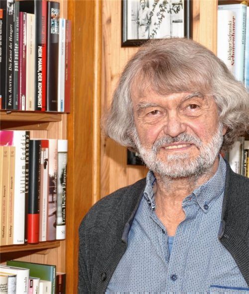 Der Komponist Roland Leistner-Mayer schmökert gerne in seiner riesigen Bibliothek. Foto janka