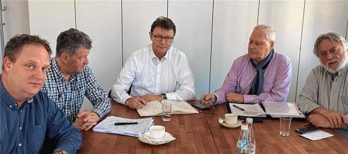 Der Krisenstab des Markts Prien erörtert die Maßnahmen im Katastrophenfall: Alexander Klammer (Personalchef der Marktgemeinde), Gemeindegeschäftsführer Andreas Hell, Bürgermeister Jürgen Seifert sowie seine beiden Stellvertreter Hans-Jürgen Schuster und Alfred Schelhas (von links) bei einer Lagebesprechung.Foto  Mischi