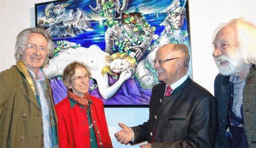 Der Künstler Walter Angerer der Jüngere (links), hier neben Annemarie Funke und Bezirkstagspräsident Josef Mederer und Willi Schwenkmeier (von links), vor Angerers erst kürzlich entstandenem Gemälde „Raub einer Nymphe“. Foto Giesen
