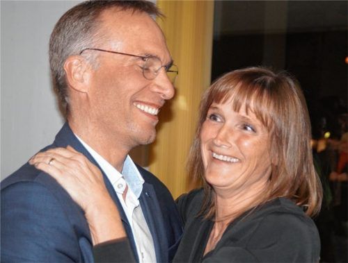 Der Moment, als alle Spannung abfiel, als Robert Pötzsch und seine Frau Marion wussten, dass er mit über 62 Prozent als Bürgermeister wiedergewählt worden war. Foto  Grundner