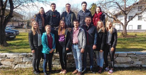 Der neue Vorstand der Katholischen Landjugend: Franziska Sewald, Agnes Huber, Verena Freiberger, Johann Parzinger, Alexander Freiberger, Marlene Bürger-Schuster, Katharina Mayer (vordere Reihe, von links), Magdalena Mayerhofer, Jonas Kirchbeck, Hubert Sewald, Markus Wagner, Sophie Neugebauer (hintere Reihe, von links). Die Aufnahme entstand noch vor der Ausgangsbeschränkung.Foto re