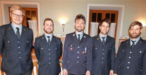 Der neue Vorstand (von links): Kassier Sepp Hofstetter, Zweiter Vorsitzender Roman Schwaiger, Zweiter Kommandant Roland Voggenauer, Schriftführer Stefan Krichbaumer und Vorsitzender Thomas Hoferer. Nicht auf dem Bild ist der Kommandant Josef Wallner, der aus familiären Gründen verhindert war.Foto Greiner