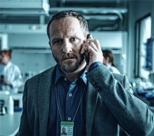 Der Riederinger Maximilian Brückner als Dr. Thomas Lorenz. In der Sendung „Arctic Circle“ setzt Brückner als Virologe alles daran, das tödliche Jemen-Virus näher bestimmen zu können.Foto  ZDF/Hannele Majaniemi
