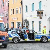 Stiche mit Schere in Hals und Nacken