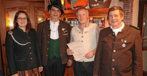 Der Schützenmeister der SG Sachrang, Martin Bichl (rechts), die stellvertretende Schützenmeisterin Christine Parigger (links) und Gauschützenmeister Bernhard Brehmer (Zweiter von links) überreichen das Ehrenzeichen für 50 Jahreaktive Mitgliedschaft im Bayerischen Sportschützenbund (BSSB) und im Deutschen Schützenbund (DSB) an Franz Kinne.Foto Rehberg