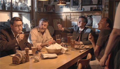 Filmszene aus „Mit dem Rückwärtsgang nach vorn“ mit Ulli Bauer (Zweiter von rechts)Foto Schnoifabrik Media