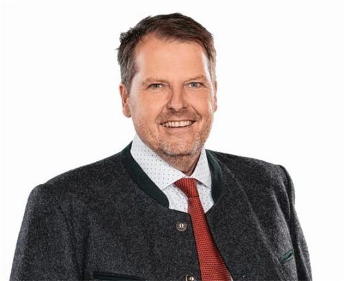 Der strahlende Wahlsieger: Eberhard Bauerdick ist neuer Bürgermeister der Gemeinde Übersee. Wichtige Utensilien beider Auszählung: Desinfektionsmittel und Schutzhandschuhe (rechts). Fotos RE/Berger