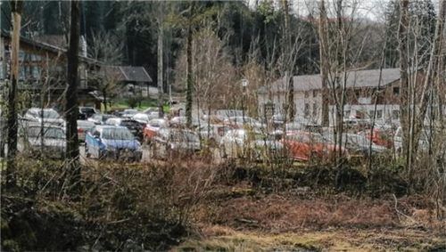 Der volle Wanderparkplatz am Jenbach am Wochenende – viele kamen aus München und dem Landkreis Ebersberg.