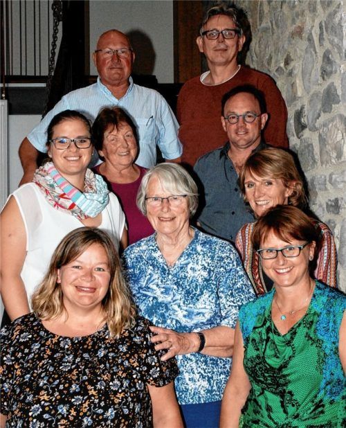 Der Vorstand der Bürgerhilfe setzt sich für ältere Leute ein: (von links vorne) Koordinatorin Kathrin Bachmann und Vorsitzende Simone Adam, (zweite Reihe von links) Karin Meissner-Schmidt, Susanne Pawli, (dritte Reihe von links) Hanna Zenker, Uschi Theyrl, Stephan Holzer, (vierte Reihe von links) Max Resch und Klaus Muno. Foto RE