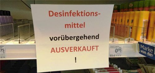 „Desinfektionsmittel ausverkauft“ melden derzeit viele Drogeriegeschäfte und Apotheken in der Region, wie hier in einem Drogeriegeschäft an der Münchener Straße in Rosenheim. Foto Aerzbäck