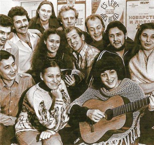 „Deutsche aus Russland. Gestern und Heute“ ist der Titel einer neuen Ausstellung, die am Sonntag, 8. März, im Haus der Kultur eröffnet wird. Das Foto aus dem Jahr 1985 zeigt das Deutsche Theater Temirtau-Almaty in Kasachstan. Foto RE