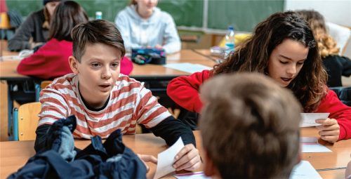 Deutschunterricht in Stephanskirchen. Italienische und deutsche Kinder lernen so jeweils spielerisch die Sprache des anderen.Foto Thomae