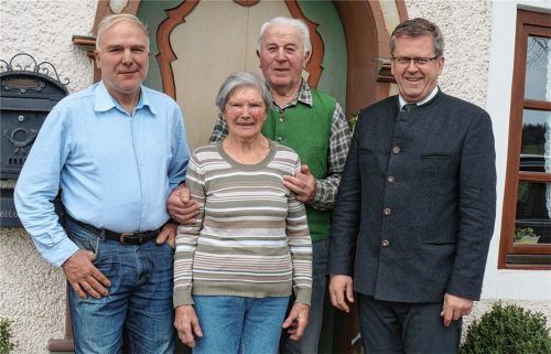 Diamantene Hochzeit feiern Anna und Adi Bell (Mitte). Ihr Sohn Adi (links) führt die kleine Landwirtschaft der Familie. Und dessen einstiger Klassenkamerad und Bürgermeister Georg Weigl (rechts) kennt Adi senior noch als Gemeinderat.