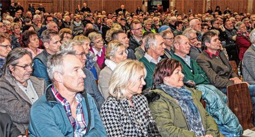 Dicht gedrängt verfolgten die Besucher in der Beurer Halle die Podiumsdiskussion.Fotos Reisner