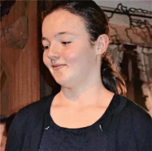 Die 14-jährige Veronika Bohner wurde von der Marktgemeinde für ihre Zivilcourage ausgezeichnet.Foto  Rampl