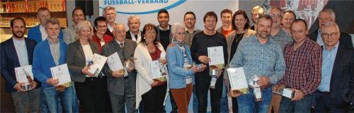 Die 20 Geehrten des Fußballkreises Inn/Salzach mit Giovane Elber, Ilse Aigner und dem BFV-Bezirksvorsitzenden Robert Schraudner.